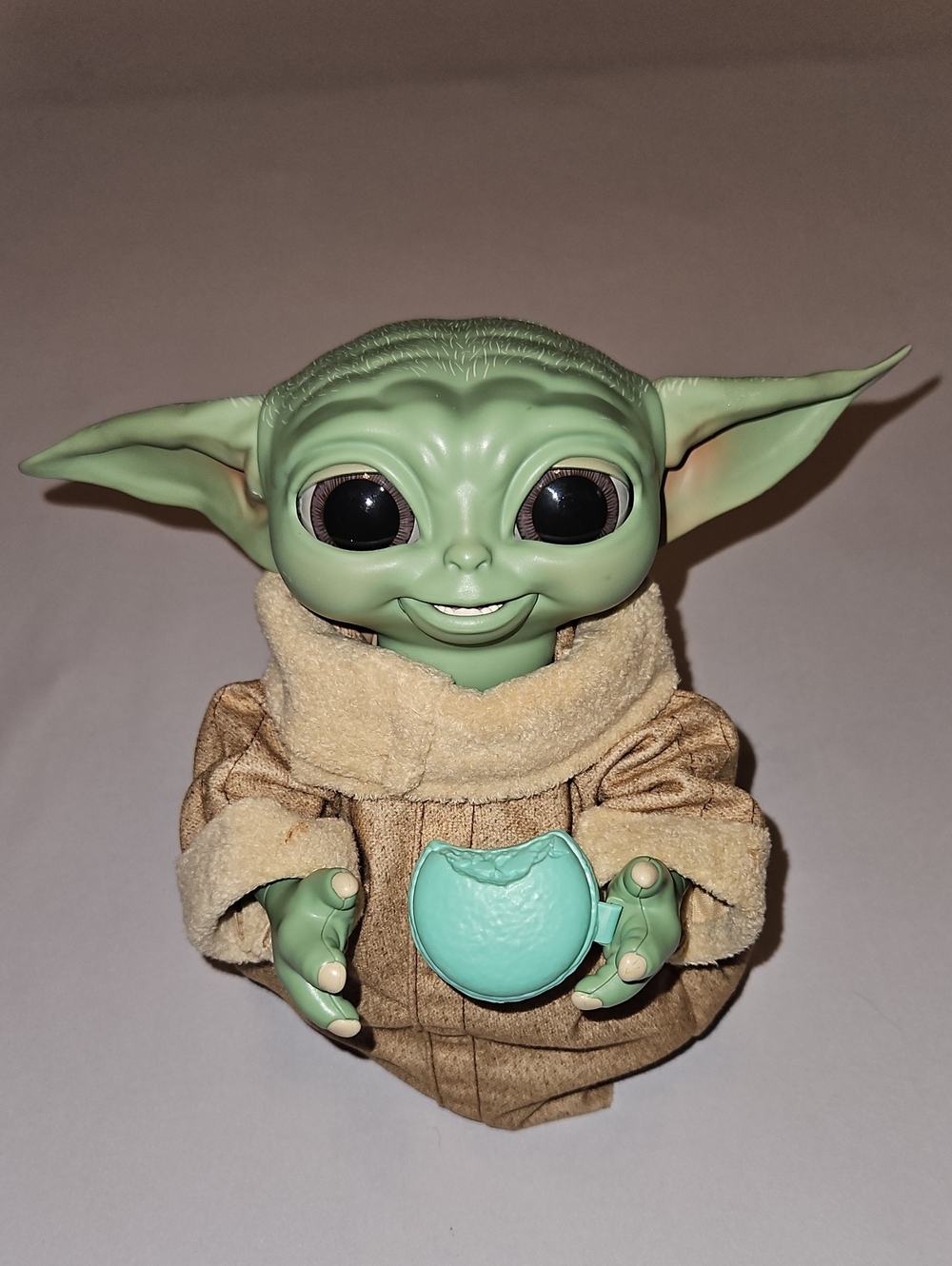 STAR WARS Hasbro The Mandalorian Galactic Snackin' Grogu Animatronic Toy w/Sound